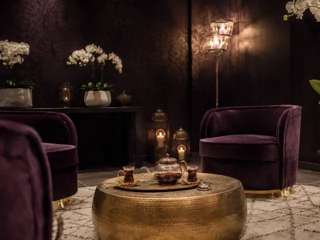 Kadife koltuklu, çay masalı bekleme salonu — Silivri, Masaj Salonun